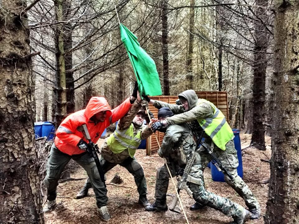 Équipe d'airsoft en pleine partie